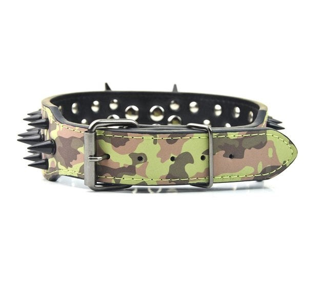Halsband met zwarte spikes camouflage print